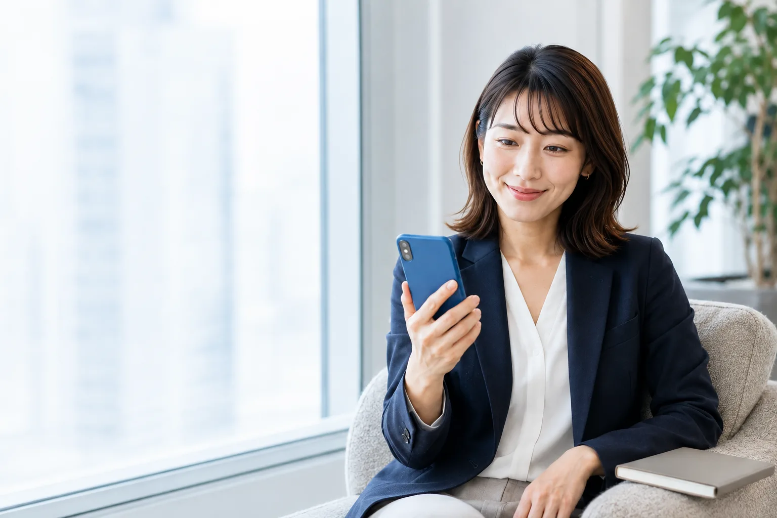 ラウンジでくつろぎながらスマートフォンでAIの回答を確認して微笑むビジネスパーソン