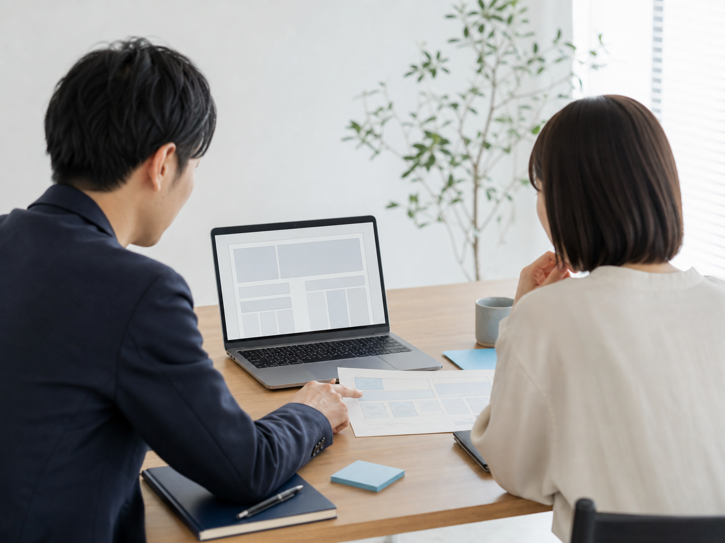 WEBサイト制作の進行を確認する打ち合わせの様子