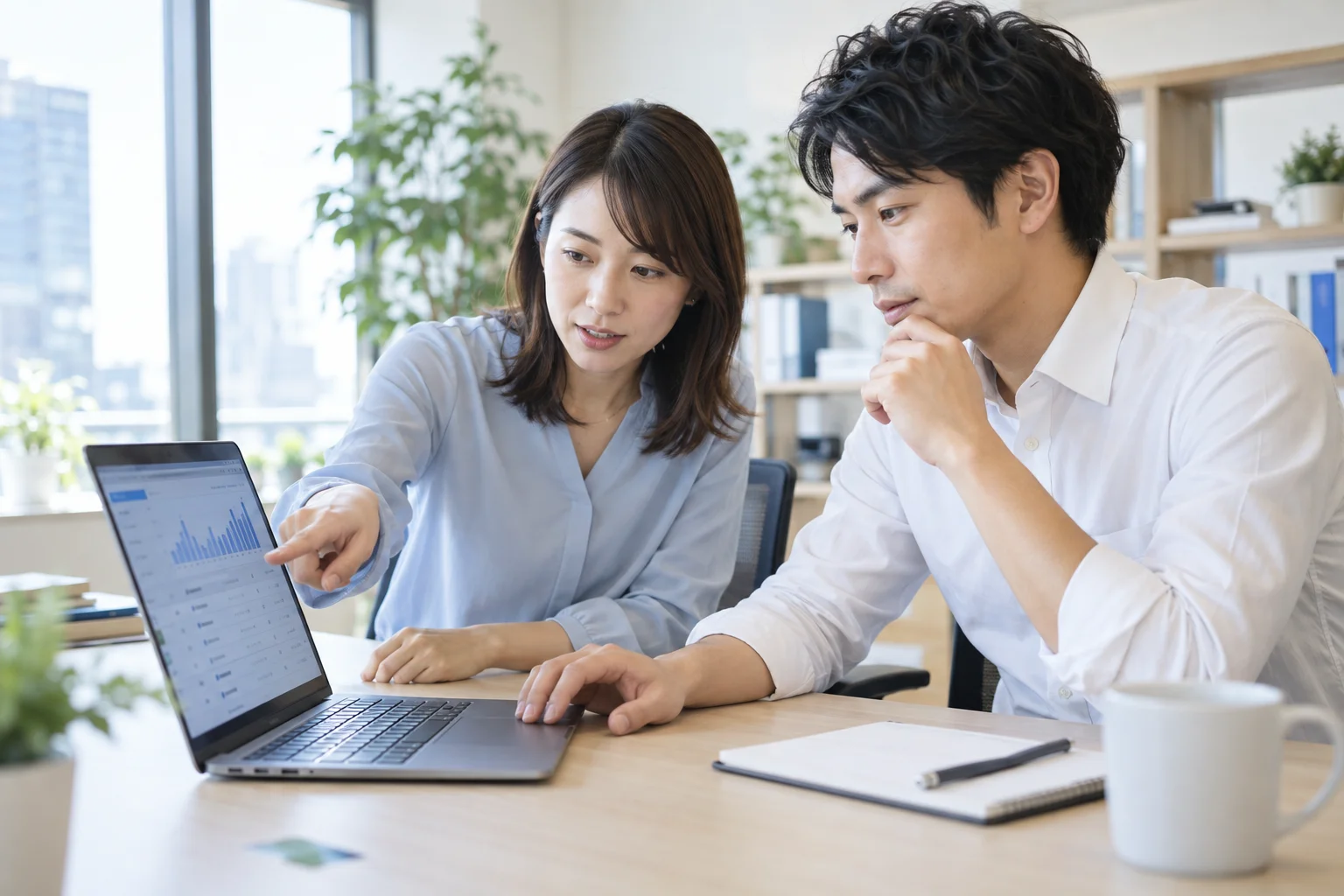 広告データを見ながら改善策を話し合う担当者