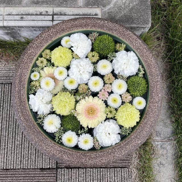 カフェの花手水3